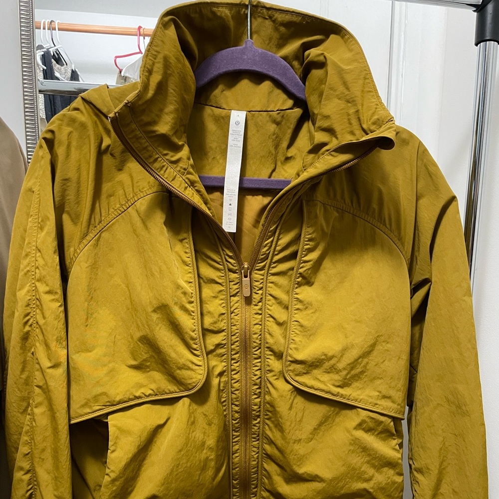 Lululemon Always Effortless Jacket in Gold Spice size 4. EUC.